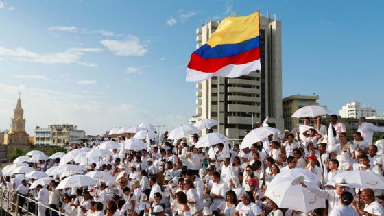 رئيس كولومبيا وزعيم “فارك” يوقعان اتفاق سلام ينهي أطول نزاع مسلح في تاريخ الأمريكيتين