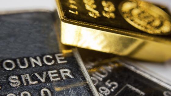 الذهب يرتفع مع تراجع الدولار قبيل بيانات أميركية