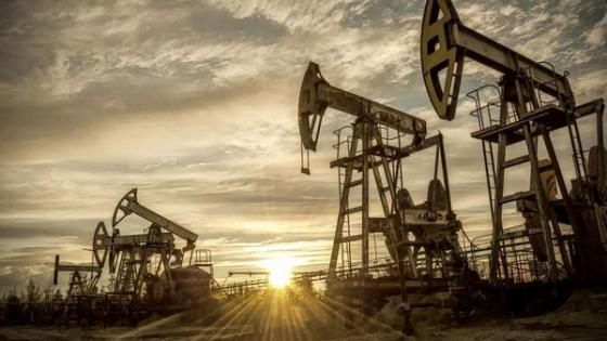 النفط يهبط بعد زيادة مفاجئة بمخزونات الخام الأميركية