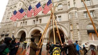 الهنود الحمر يحتجون على ترمب