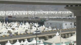 الحجاج يُمضون يوم التروية في منى قبيل وقفة عرفة