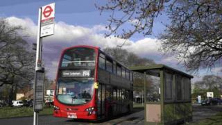 بريطانيا.. اتهام 7 أشخاص باعتداء على لاجئ إيراني