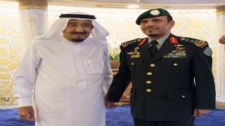 خادم الحرمين يقلد رئيس الحرس الملكي رتبته الجديدة