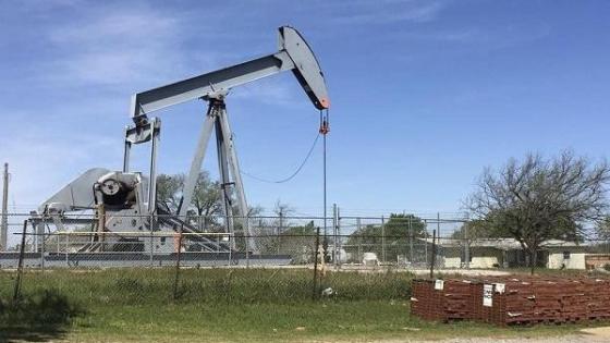 ضربة موجعة لسعر النفط بعد ارتفاع قياسي لمخزونات أميركا