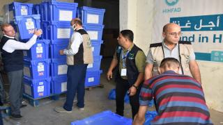 وزارة التنمية الاجتماعية:بالتعاون مع جمعية رحمة حول العالم توزع مساعدات على عدد من الأسر الفقيرة والمحتاجة في قطاع غزة