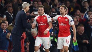 أوزيل يربط استمراره في أرسنال مع بقاء فينغر