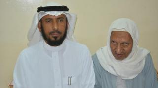 سعودي بحث عن معلمه المصري طيلة 41 عاما.. وهذه النهاية