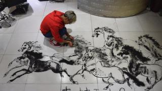 حلاق صيني يستعمل شعر زبائنه في رسم لوحات فنية