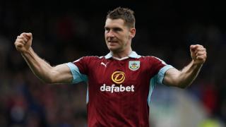 بيرنلي يمدد تعاقده مع الإيرلندي لونغ