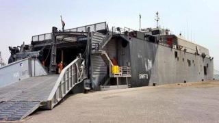 صواريخ الحوثيين تهدد سفناً تجارية