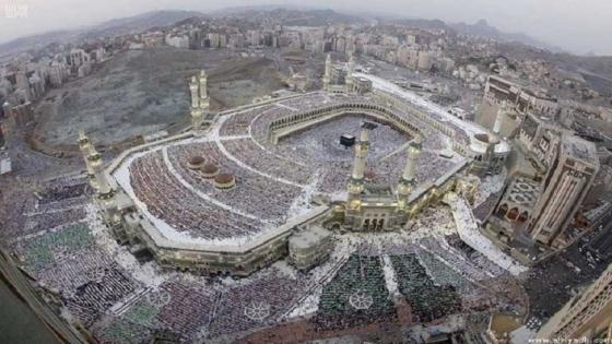 أكثر من 2 مليون حاج يؤدون صلاة الجمعة في المسجد الحرام