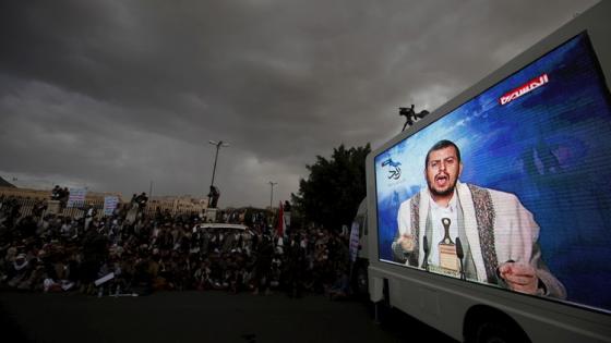 الحوثي يدعو للتبرع بعد نقل البنك المركزي إلى عدن