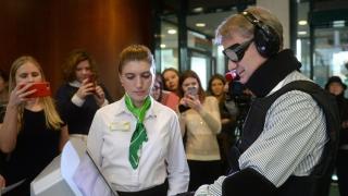 مدير أكبر بنك روسي يختبر قدرة مصرفه على خدمة المعاقين