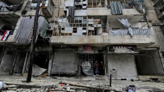 مركز حميميم: 6 آلاف مدني و360 مسلحا خرجوا من حلب في غضون 24 ساعة