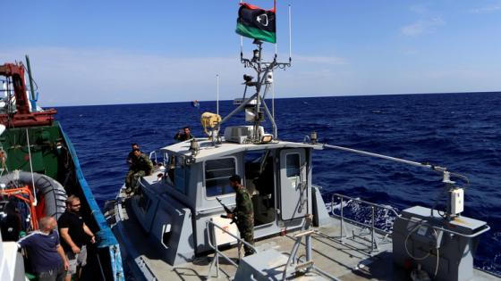 خفر السواحل يعترض مئات المهاجرين قبالة السواحل الليبية