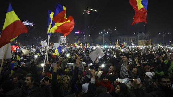 المتظاهرون في رومانيا يطالبون بتنحي الحكومة رغم تراجع السلطات عن قراراتها