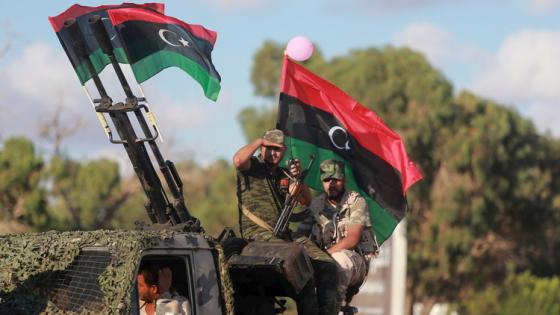 قوات حفتر تشن هجوما على قاعدة جوية وسط ليبيا واشتباكات في طرابلس
