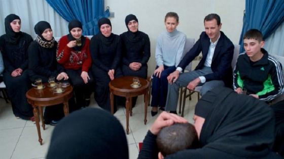 الأسد وزوجته يستقبلان مخطوفي قرى ريف اللاذقية المحرّرين