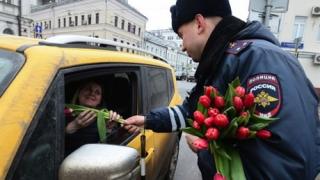 جدار الكرملين يتحوّل إلى بطاقة معايدة للمرأة