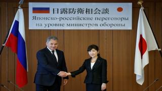 شويغو ونظيرته اليابانية يبحثان التعاون العسكري
