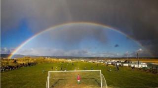 مزيج من سحر كرة القدم وعجائب الطبيعة