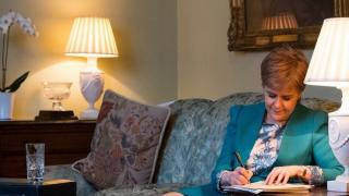 إسكتلندا تطالب بريطانيا بإجراء استفتاء للاستقلال عن المملكة المتحدة