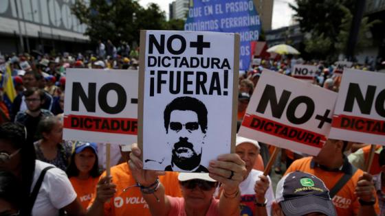المحكمة العليا الفنزويلية تتراجع عن تجريد البرلمان من سلطاته