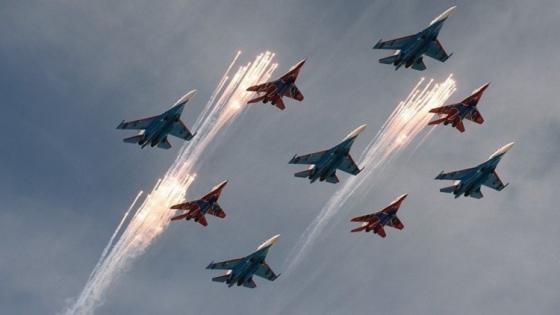 خمس طائرات ضاربة تحلق فوق موسكو في استعراض النصر