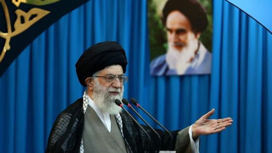 خامنئي ينتقد حكومة روحاني لدعمها خطة تعليم “متأثرة بالغرب”
