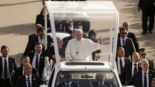 البابا فرنسيس يدعو إلى “إسقاط كل الجدران”