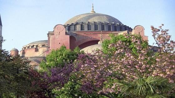 أتراك يدعون لتحويل “آيا صوفيا” إلى مسجد من جديد