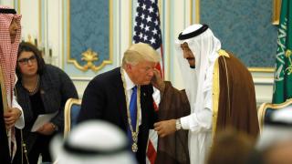 ترامب وجد مصدرين للحكمة.. لدى سلمان وأمام حائط البراق!