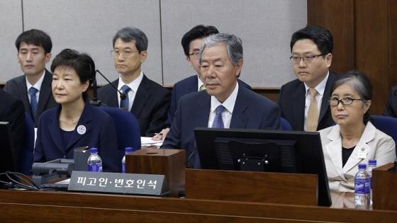 رئيسة كوريا الجنوبية السابقة تمثل أمام المحكمة وهي مقيدة اليدين