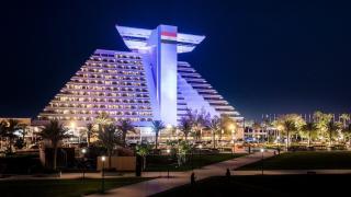 قطر تدين هجوم المنيا وشيراتون الدوحة يكتسي بالعلم المصري