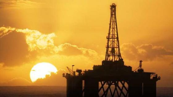 النفط يهبط مع صعود الدولار وزيادة مخزون الخام الأميركي