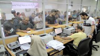 اليوم الاثنين.تفقد الحردان آلية صرف المساعدات النقدية لـ 60 ألف أسرة فقيرة في القطاع، بواقع (100$) لكل أسرة مرفق رابط الفحص