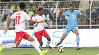 epa05827605 Al-Wehda player Hatem Belal (L) in action for the ball with Al-Batin player Jorge Santos (R) during the Saudi Professional League soccer match between Al-Batin and Al-Wehda at Al-Batin Club Stadium, Hafr Al-Batin, Saudi Arabia, 03 March 2017. EPA/STR