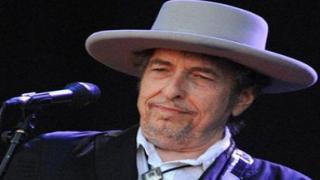 الموسيقي الفائز بنوبل للآداب غير آبه بالجائزة حتى الآن