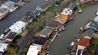 تداعيات “هارفي” تواصل الضغط على أسعار النفط