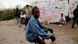 فرنسا تبدأ نقل مهاجرين قُصَّراً من كاليه اليوم