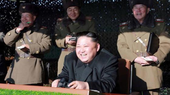زعيم كوريا الشمالية يضحك أثناء تدمير “البيت الأزرق”