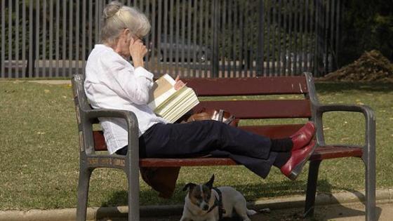 الأميركيون الأكبر سنا الأكثر فقرا.. أقل قراءة