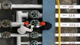 أسعار النفط تهبط 2% بعد موجة صعود نهاية الأسبوع