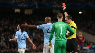 حكم الكلاسيكو.. صحافي حرم برشلونة من جزائية ومنحه أخرى