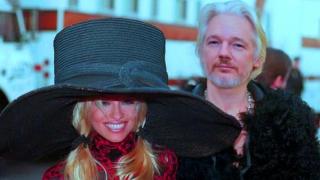 شائعات عن ممثلة حملت ساندويتشا لجوليان أسانج فسممه ومات