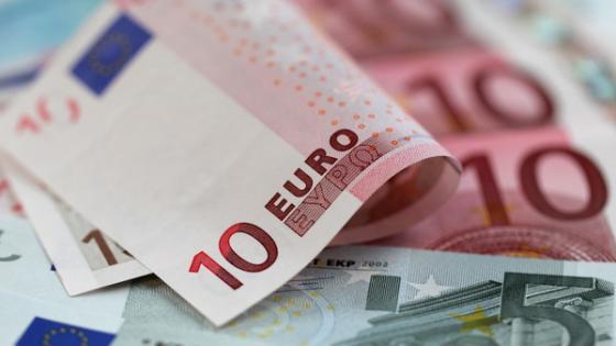 تصريحات “دراغي” تهبط باليورو لأدنى مستوى في 4 أشهر