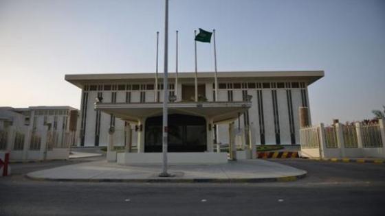 النقد السعودي: لا تعليمات بإيقاف التعامل بالريال القطري