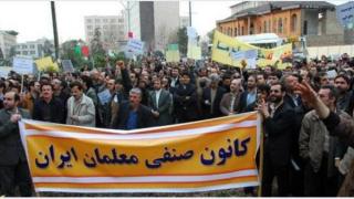 إيران تسجن نقيب المعلمين 6 سنوات