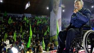 أصيب بالرصاص..وعاد رئيسا لدولة على كرسي متحرك