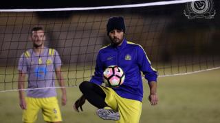 لاعبو النصر يلعبون الطائرة بـ”القدم”